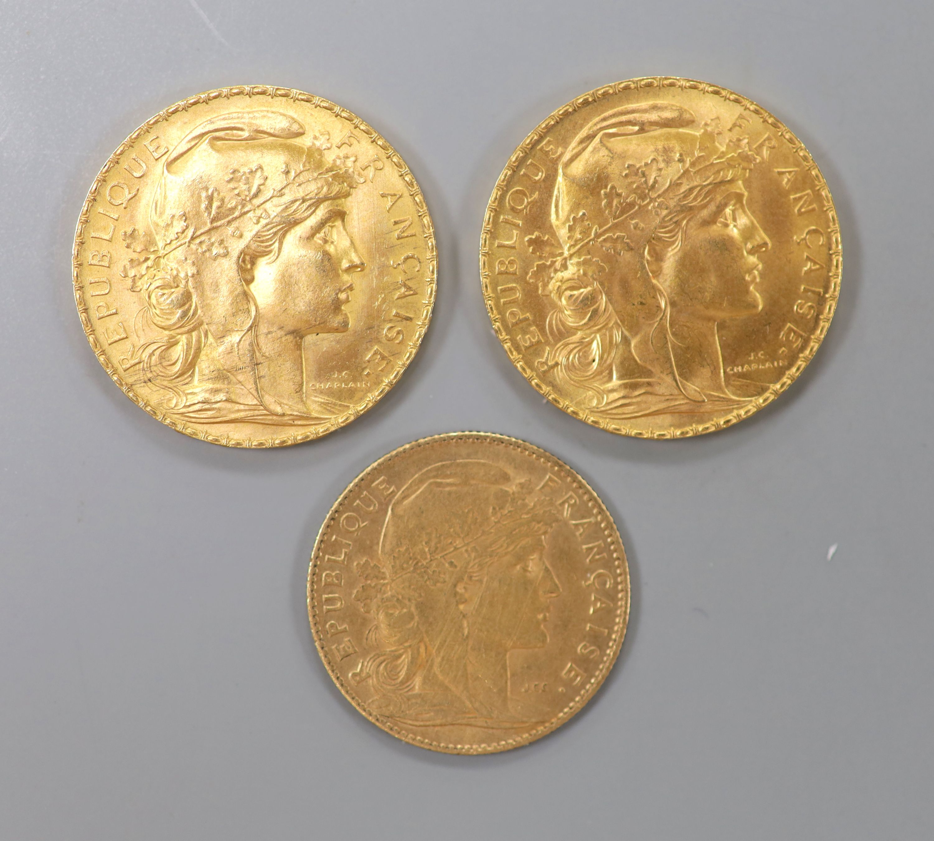 Two French 20 franc gold pieces, 1913 and a French 10 franc gold piece, 1907, 16.2grms.